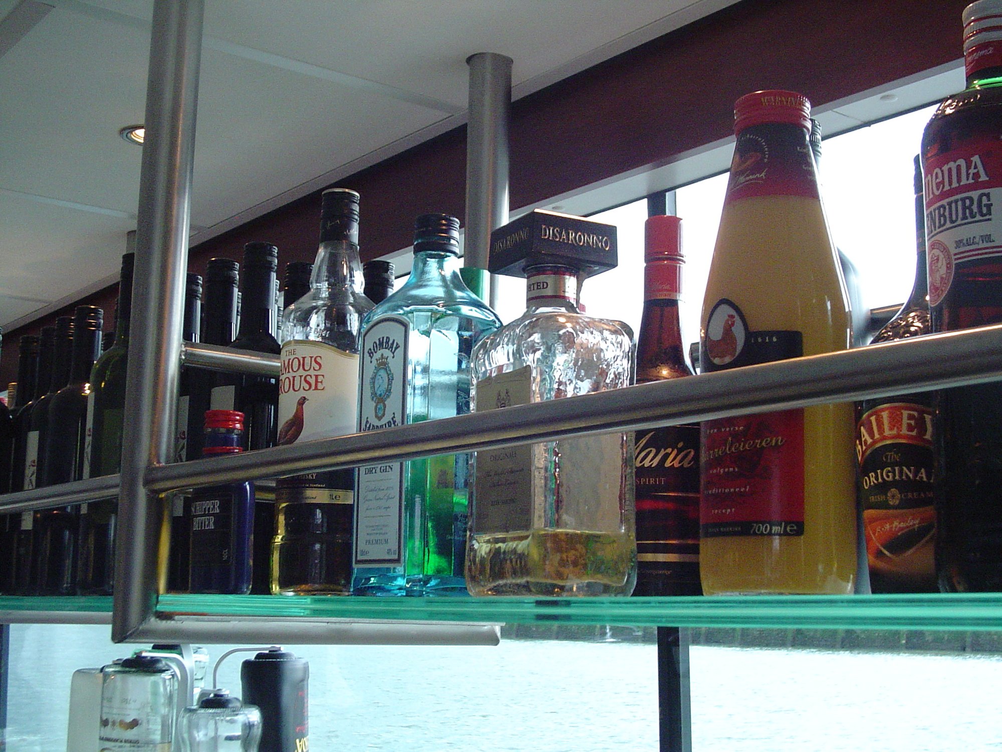 Bar met diverse flessen sterke drank