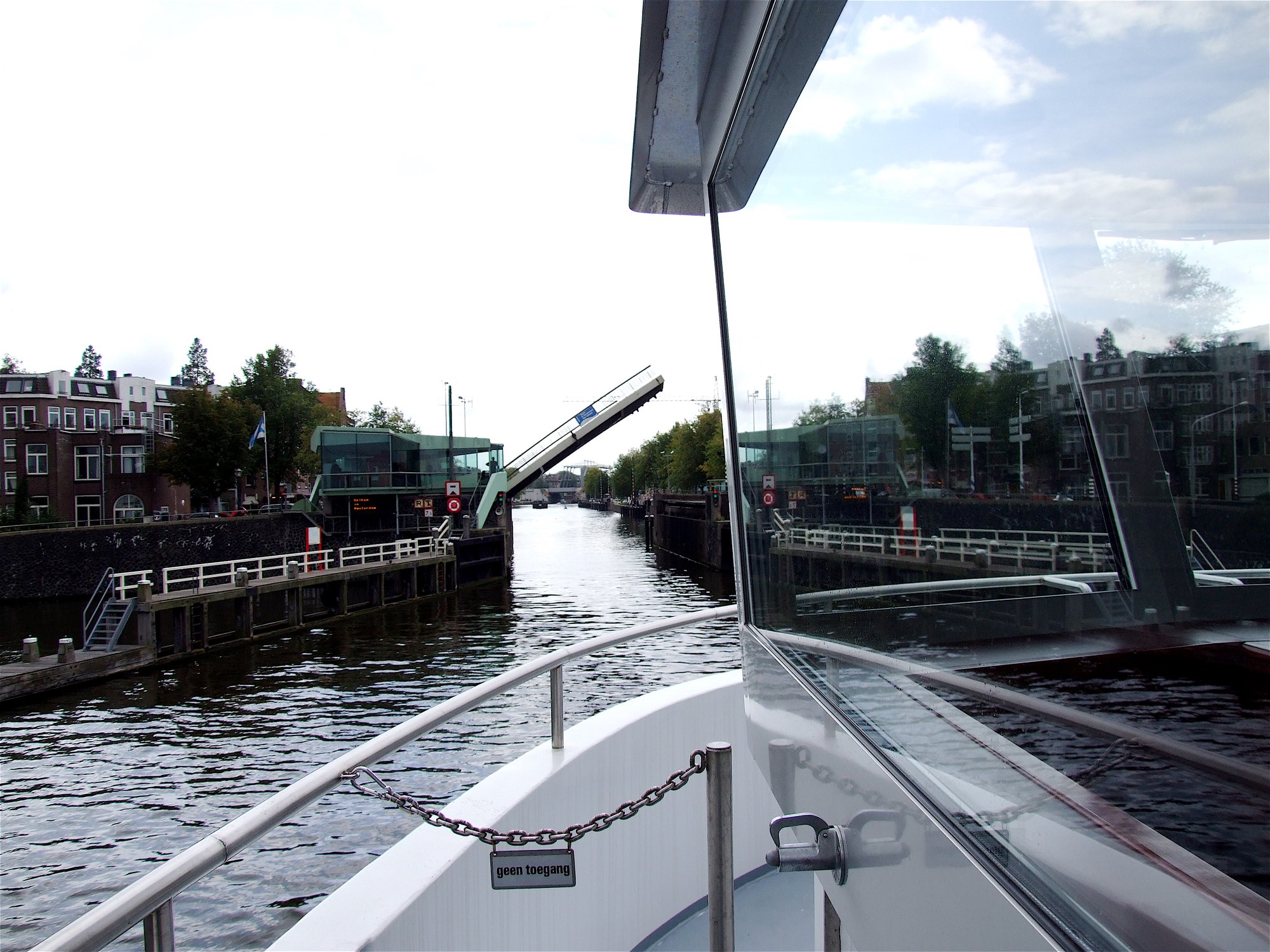 Boot vaart richting geopende ophaalbrug