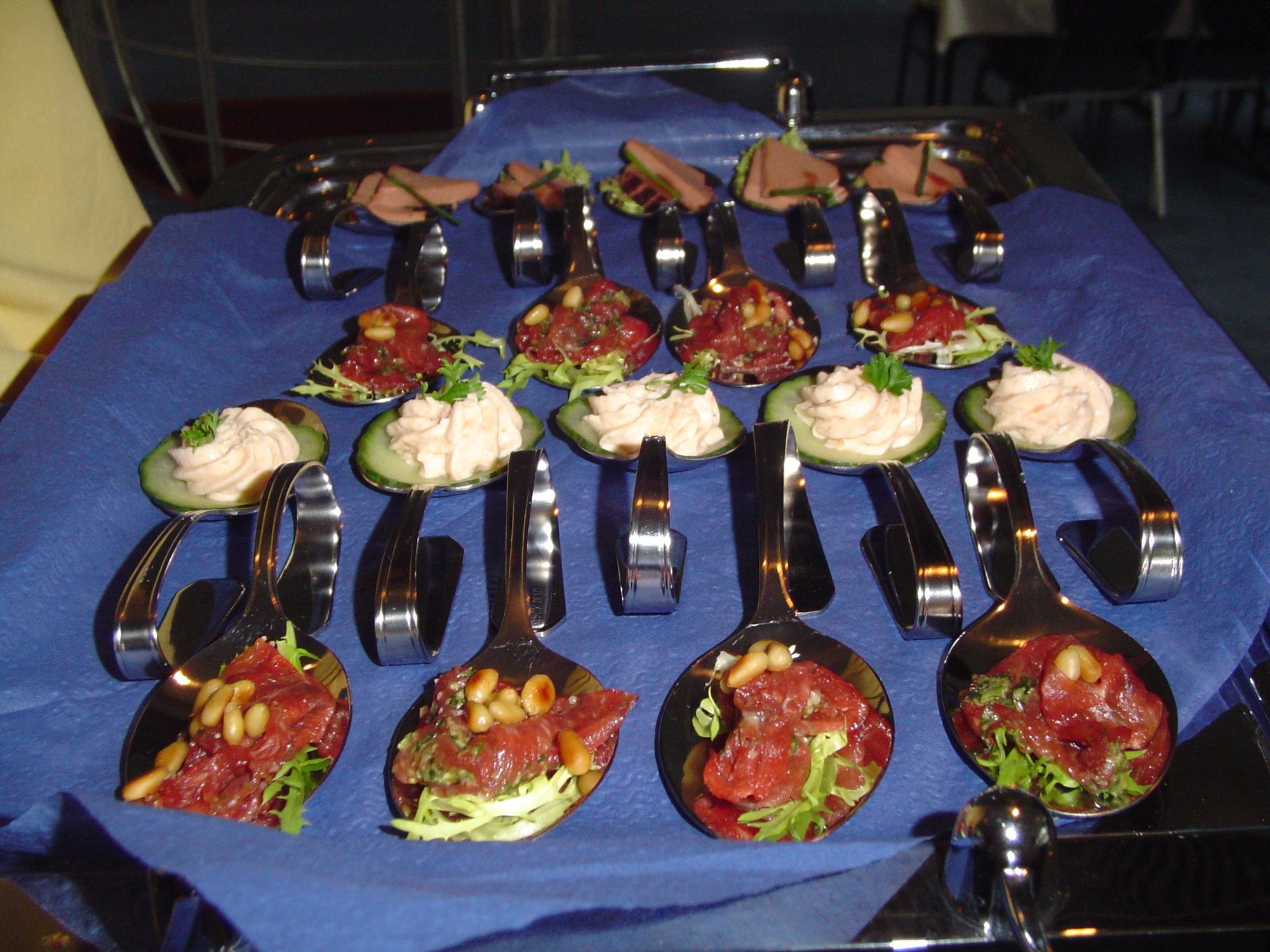 Elegante hapjesschotel met tartaar en garnalencocktail