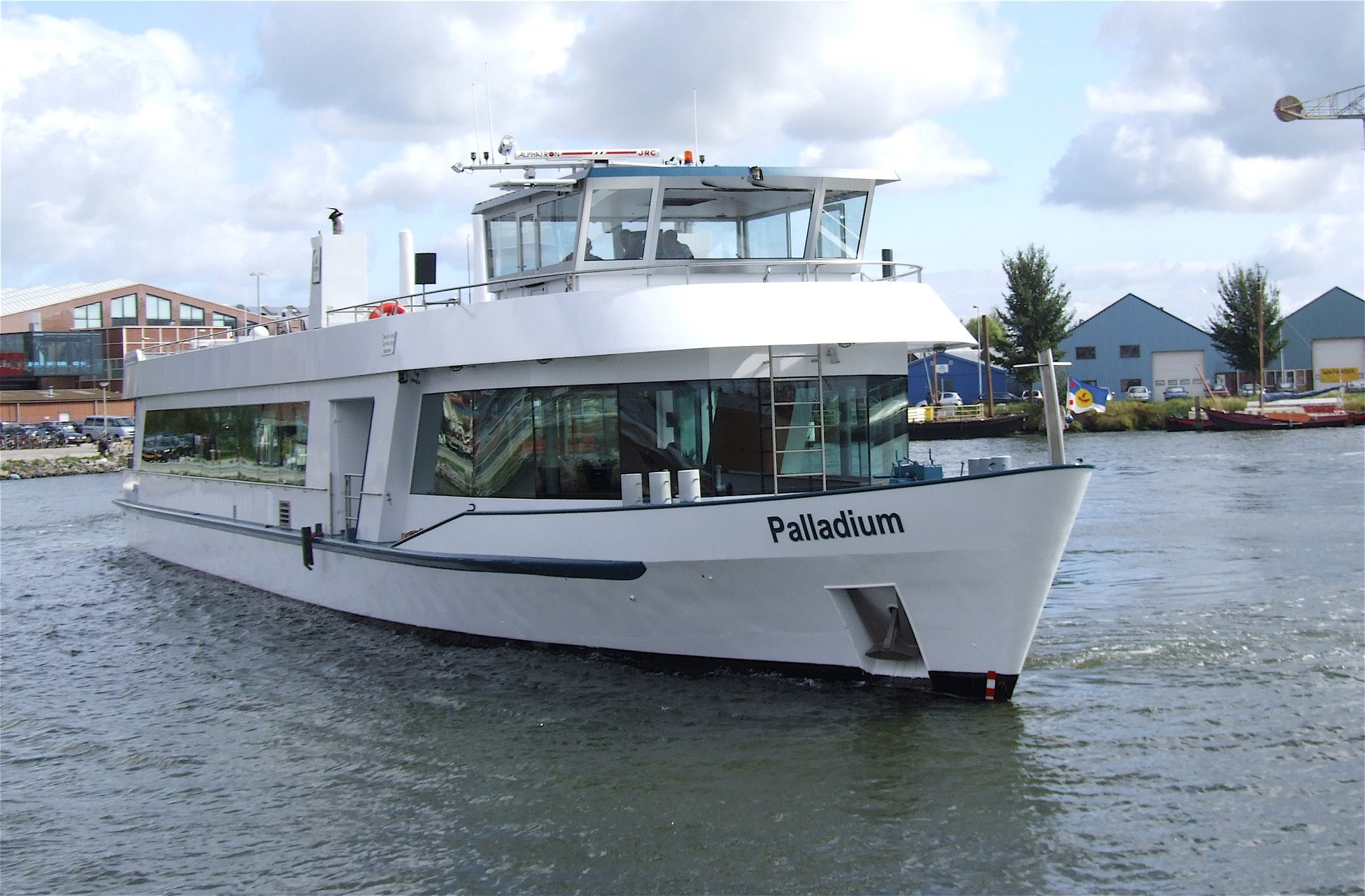 De Palladium, modern wit passagiersschip op de Waal