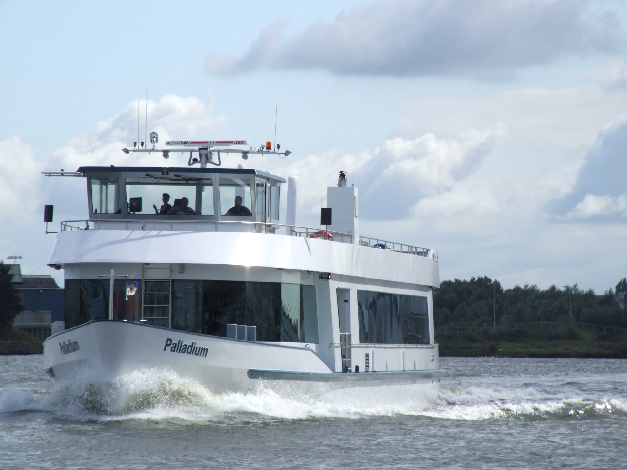 De Palladium vaart op het water onder blauwe bewolkte hemel