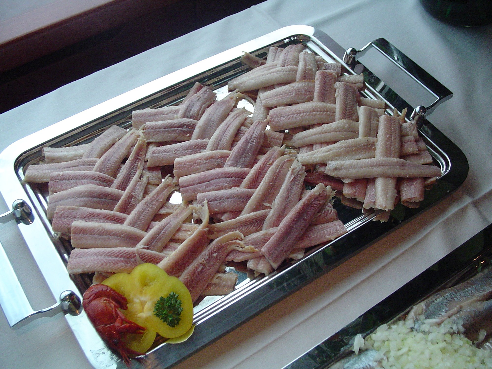 Zilveren schaal met gevlochten haringfilets